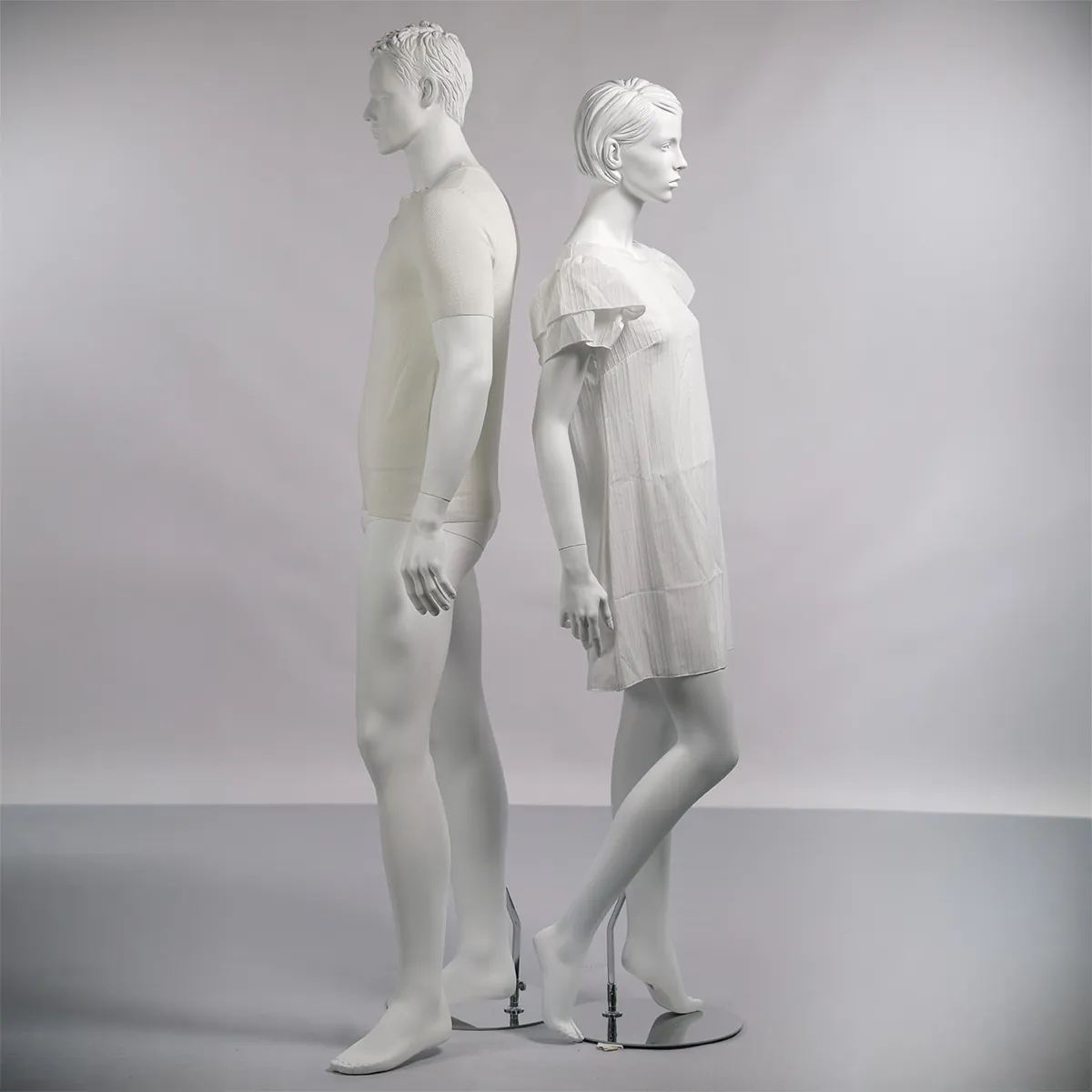 Mannequin femme, cheveux sculptés, bras long du corps H 178 cm Fibre de verre - Blanc - Mannequins cheveux sculptés-5