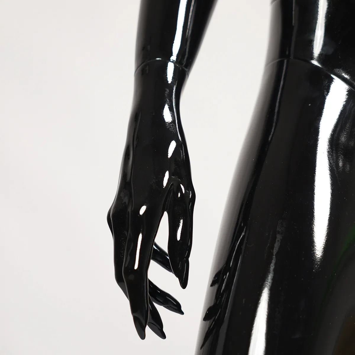 Mannequin femme, finition laquée, main gauche sur la hanche H 178 cm Fibre de verre - Noir  - Mannequins abstraits-3