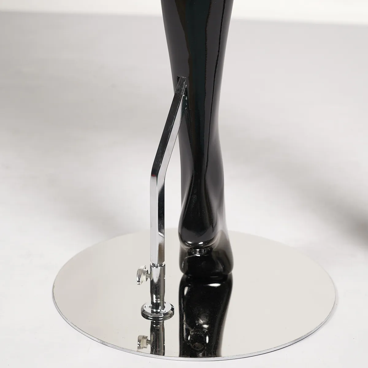 Mannequin femme, finition laquée, main gauche sur la hanche H 178 cm Fibre de verre - Noir  - Mannequins abstraits-5