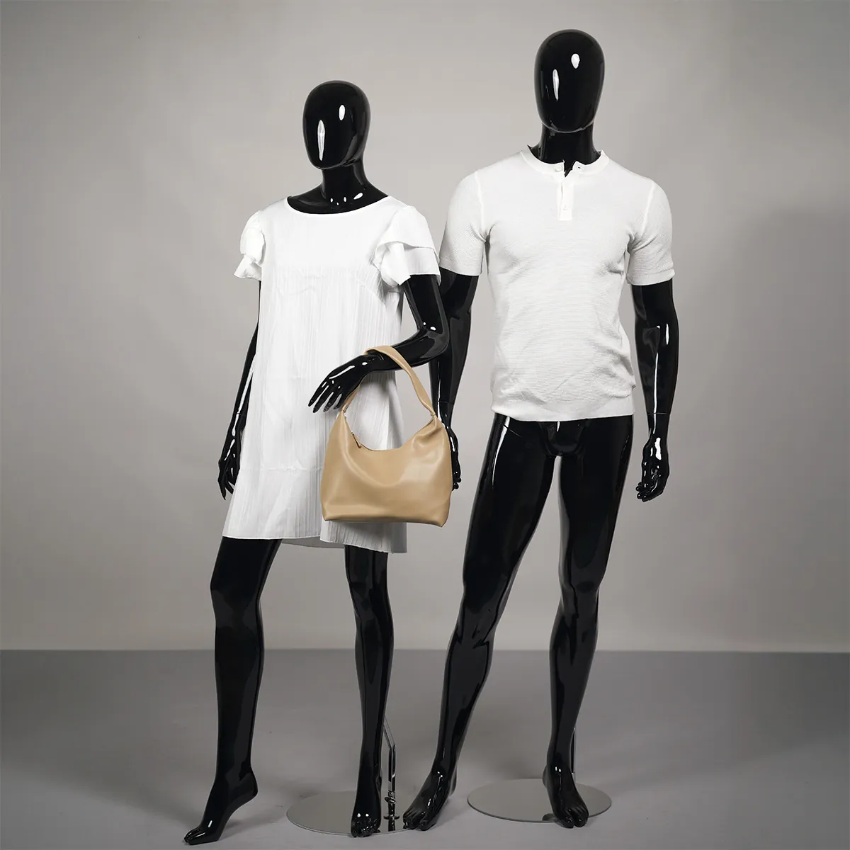 Mannequin femme, finition laquée, main gauche sur la hanche H 178 cm Fibre de verre - Noir  - Mannequins abstraits-6