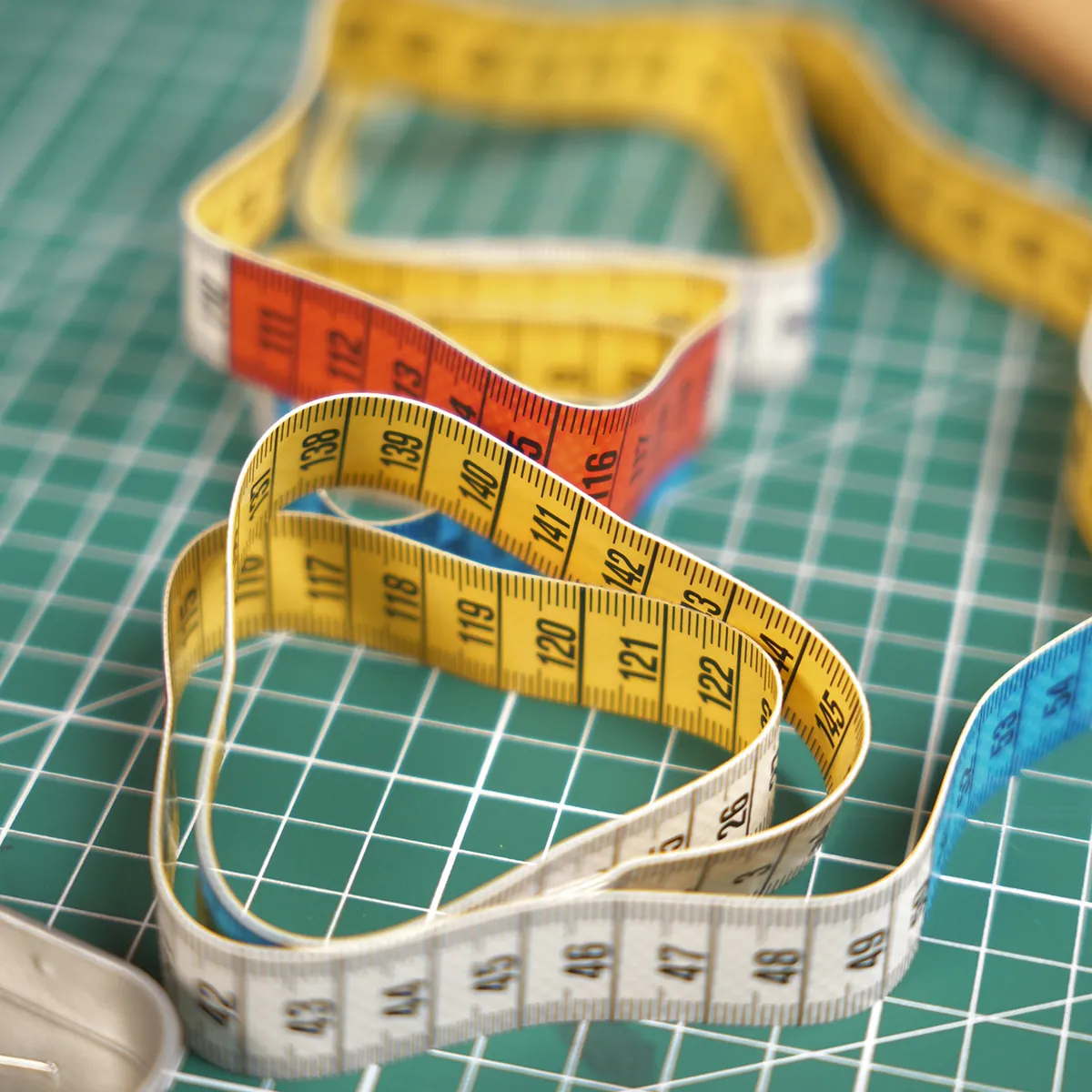 Mètre ruban tricolore BOHIN 150 cm polyfibre - gradué mm – extrémités métal - Accessoires couture-1