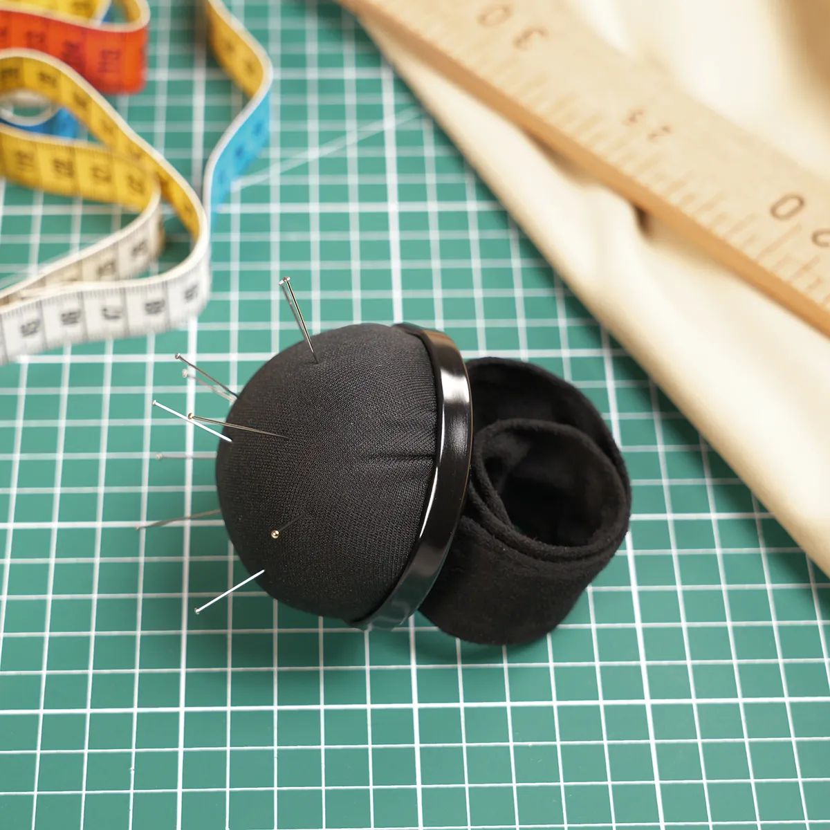 Porte épingles suédine Bohin - Bracelet porte épingles ajustable - Noir - Accessoires couture-2