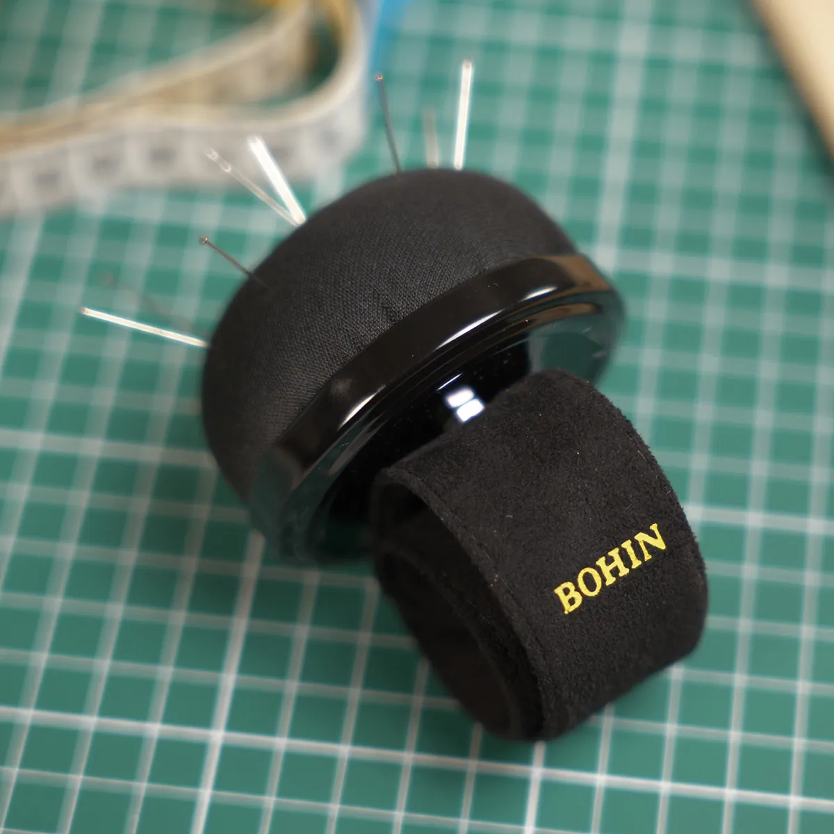 Porte épingles suédine Bohin - Bracelet porte épingles ajustable - Noir - Accessoires couture-3