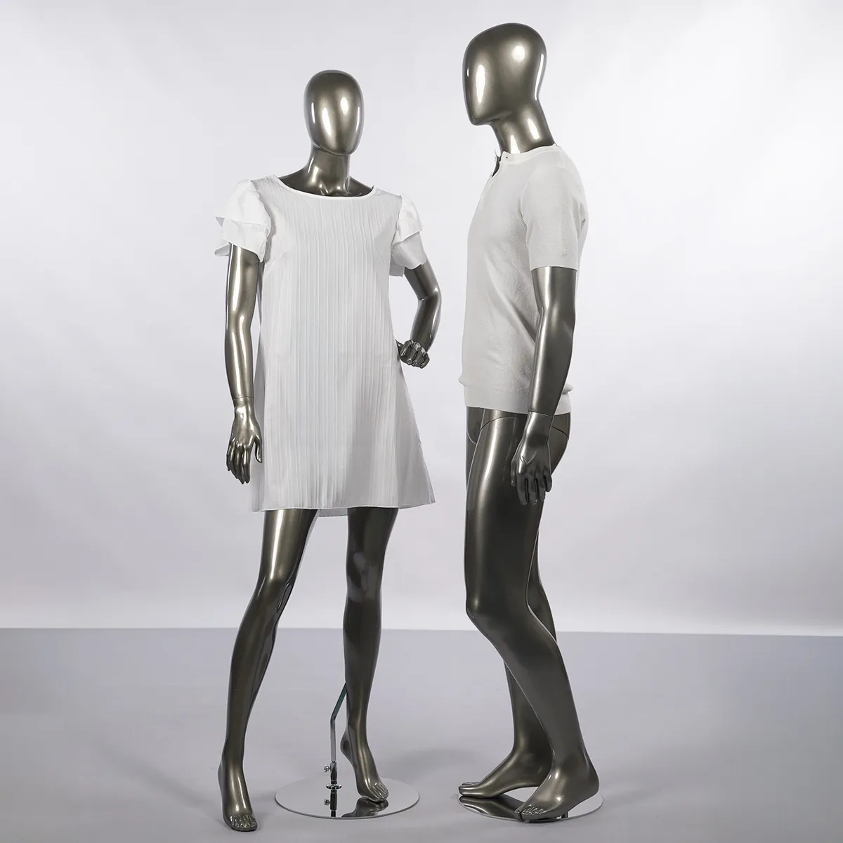 Mannequin femme finition laquée, main gauche sur la hanche H 178 cm Fibre de verre - Gris métal - Mannequins abstraits-3