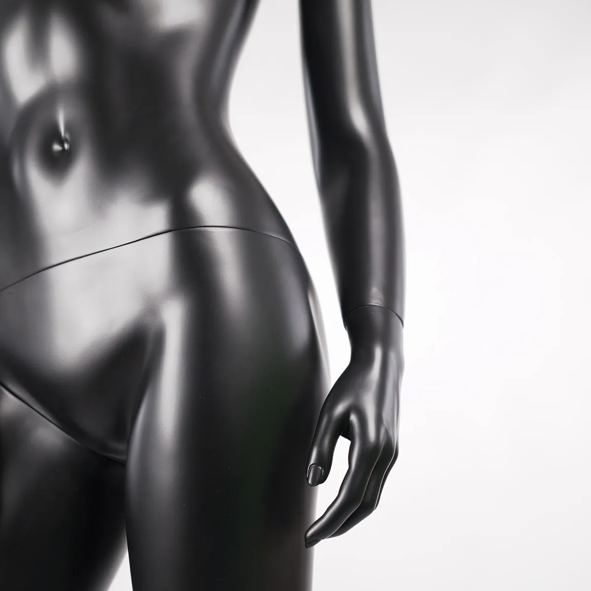 Mannequin femme, tête et cheveux sculptés H 177 cm Fibre de verre - Noir mat - Mannequins cheveux sculptés-3