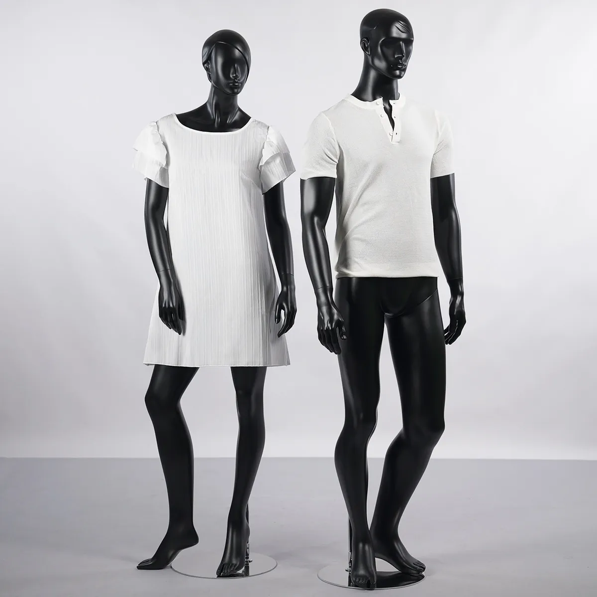 Mannequin femme, tête et cheveux sculptés H 177 cm Fibre de verre - Noir mat - Mannequins cheveux sculptés-4