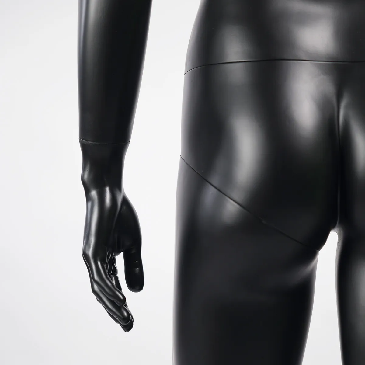 Mannequin homme, tête et cheveux sculptés H 184 cm Fibre de verre - Noir mat - Mannequins cheveux sculptés-3