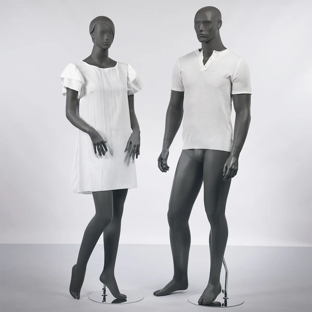 Mannequin homme, tête et cheveux sculptés, jambe droite sur le côté H 186 cm Fibre de verre - Gris anthracite mat - Mannequins cheveux sculptés-5