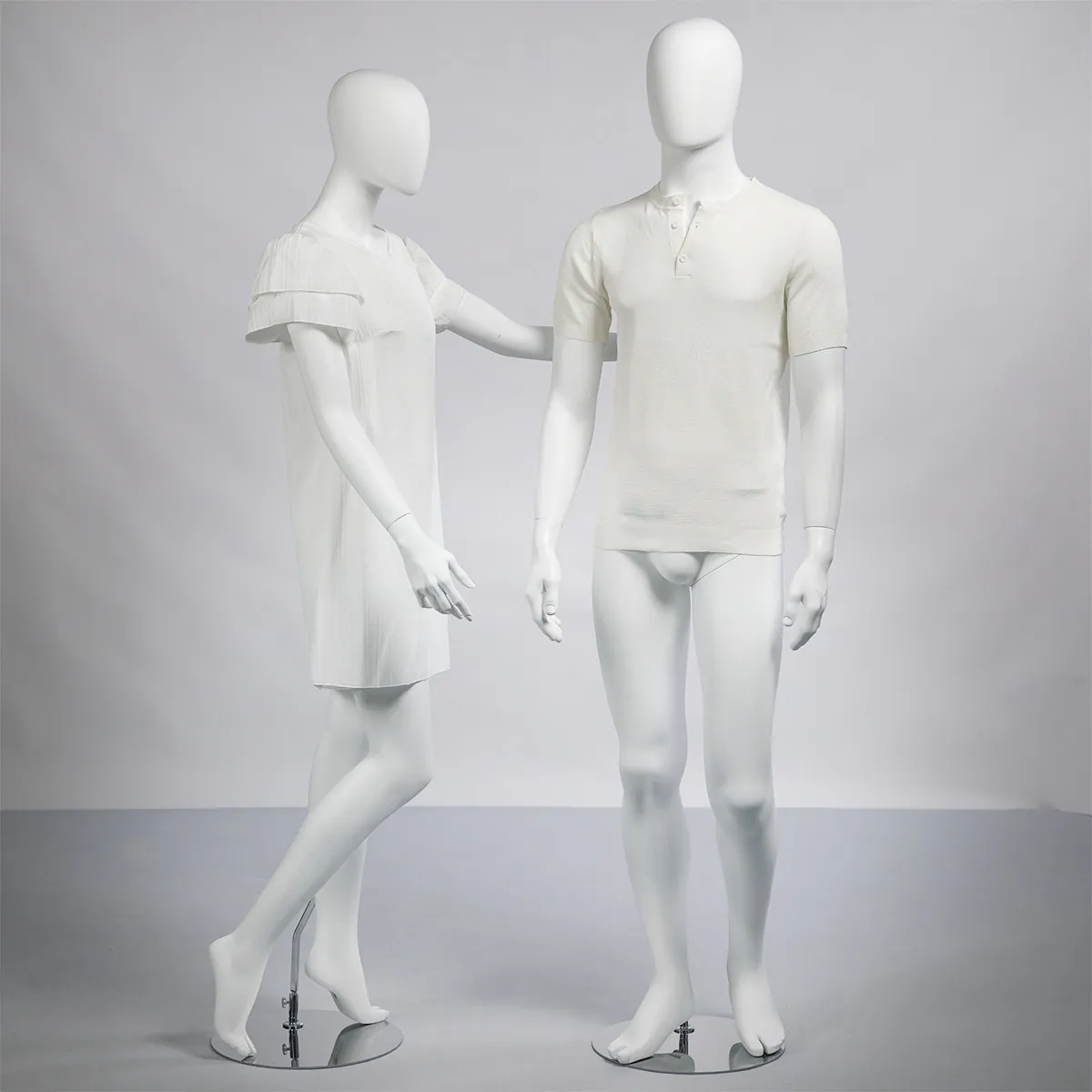 Mannequin femme, finition mate, bras le long du corps H 178 cm Fibre de verre - Blanc mat - Mannequins abstraits-4