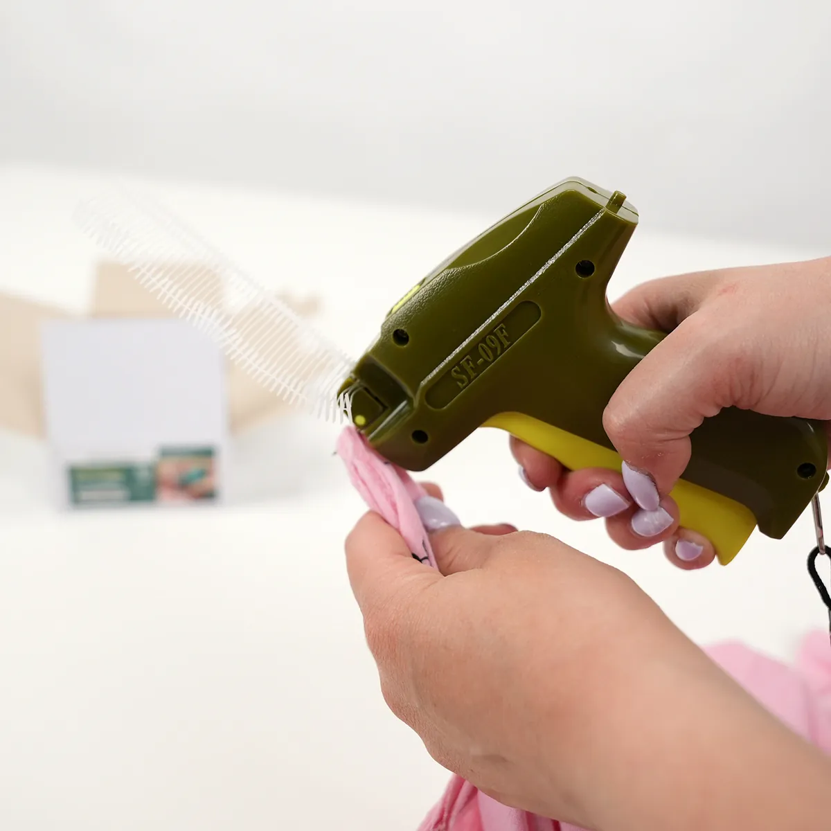 Attache étiquette pour pistolet textile aiguille fine 25mm, polypropylène - Boîte de 5000 - Attaches pour pistolet textile-3