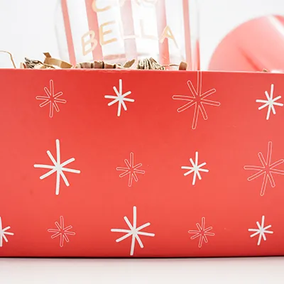 Corbeilles carton rectangulaire Étoiles 33 x 20 x 7,5 cm rouge / blanc, paquet de 10 - Corbeilles carton-3