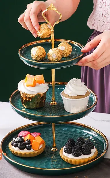 Présentoir à gâteaux 3 niveaux en céramique ø 25,5 / 20 / 15 x H 37 cm – Serviteur à gâteaux - Vert / Or - Cloches à gâteaux, Présentoirs gâteaux-1
