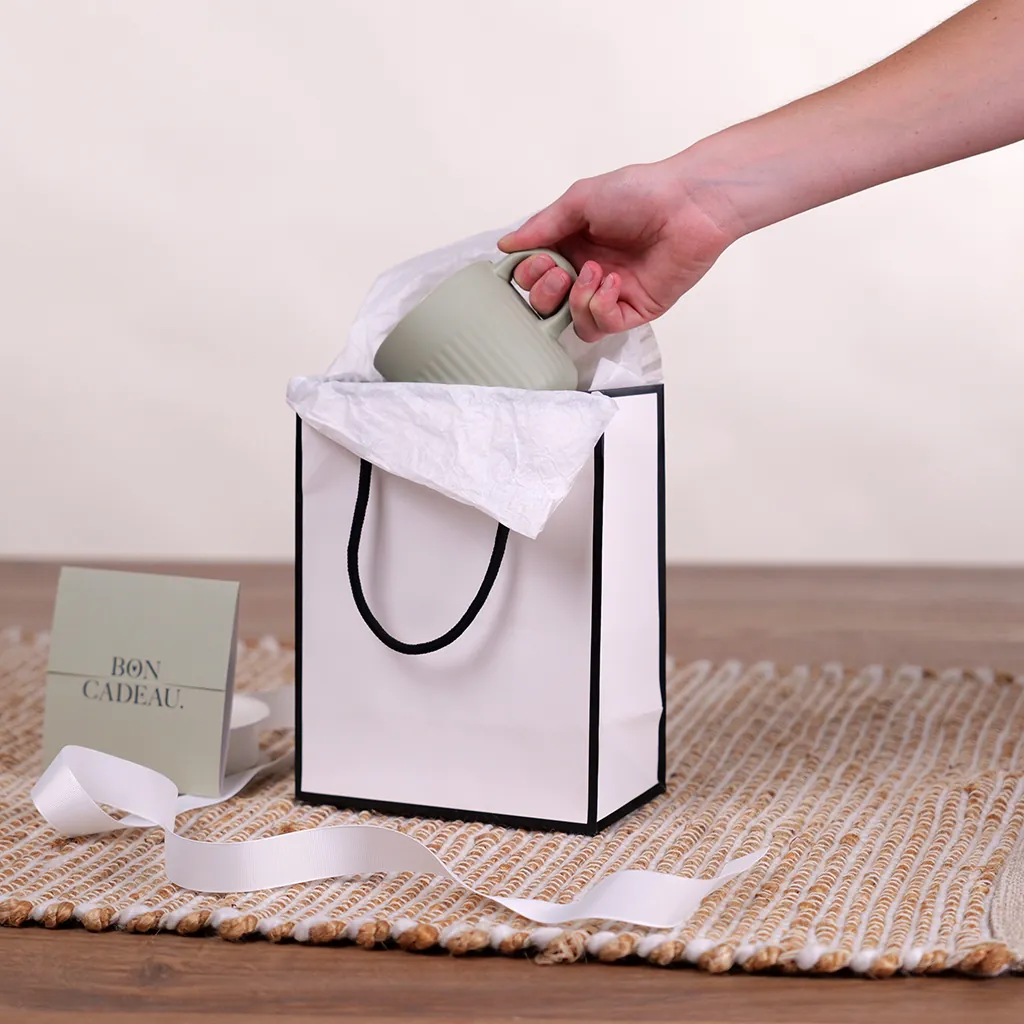 Sac papier luxe pelliculé blanc liseré noir 18 + 10 x H 22 cm - Sac cadeau - Paquet de 20 - Sacs pelliculés poignées cordelette-3