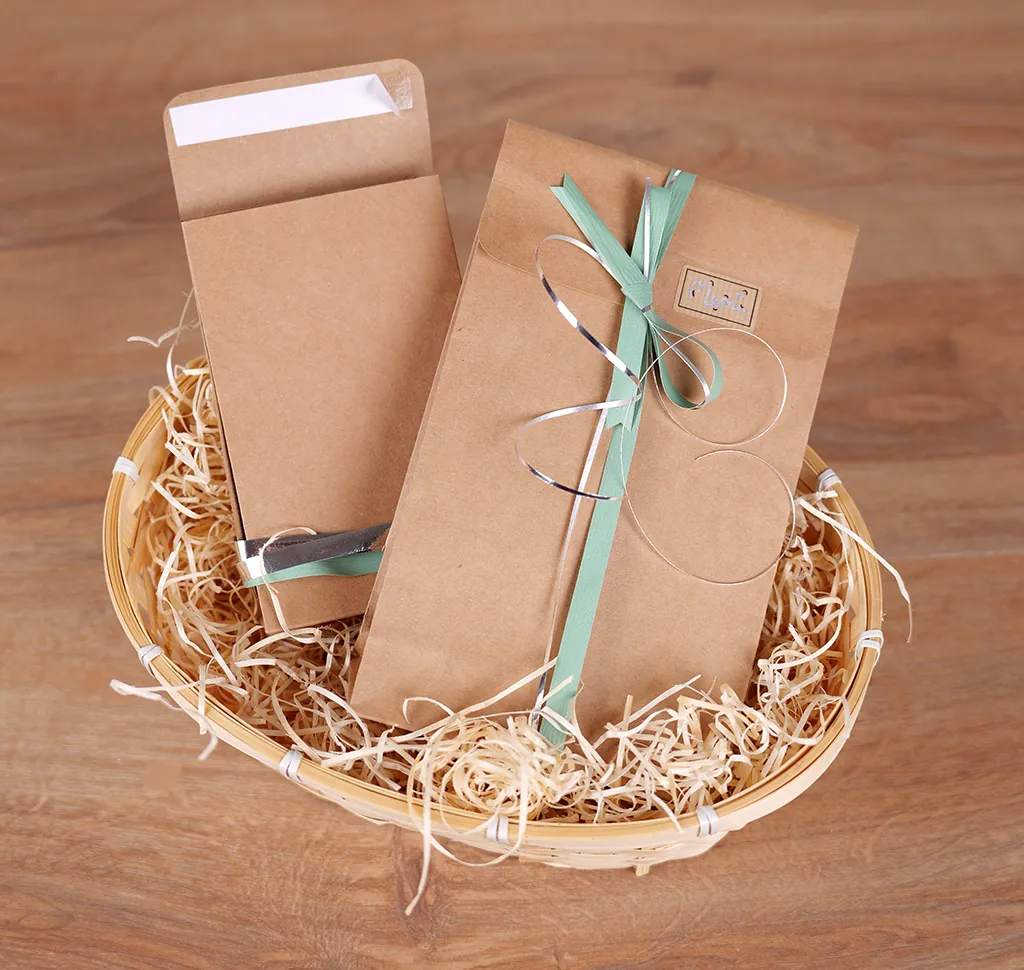 Pochette cadeau kraft brun adhésive 10+4,5x16 cm – Paquet de 50 - Pochettes cadeaux luxe-1