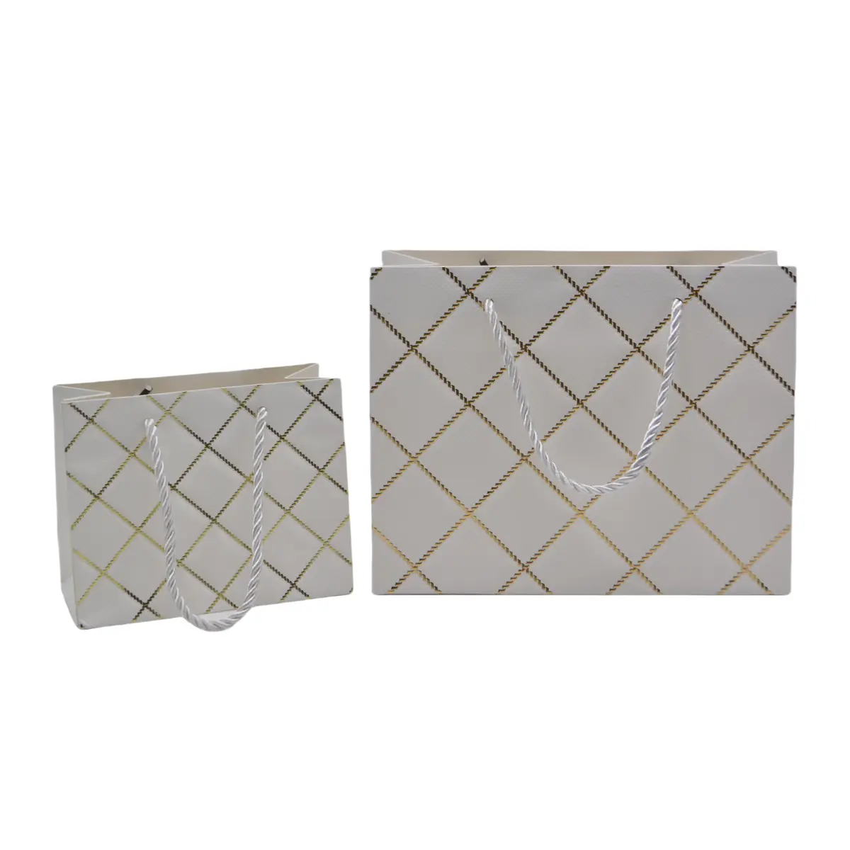 Sacs pelliculés blancs embossés carreaux or poignées cordelette 15+7x12 cm 210g/m² – Paquet de 20 - Sacs pelliculés à motifs-1