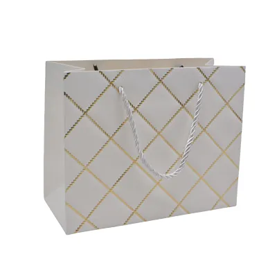 Sacs pelliculés blancs embossés carreaux or poignées cordelette 23+10x18 cm 210g/m² – Paquet de 20 - Sacs pelliculés à motifs