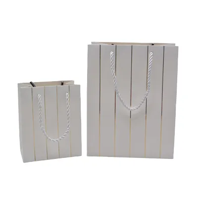 Sacs pelliculés blancs embossés lignes or poignées cordelette 12+7x15 cm 210g/m² – Paquet de 20 - Sacs pelliculés à motifs-1