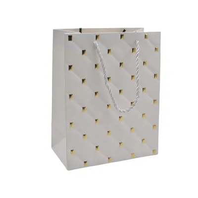 Sacs pelliculés blancs embossés losanges or poignées cordelette 18+10x23 cm 210g/m² – Paquet de 20 - Sacs pelliculés à motifs