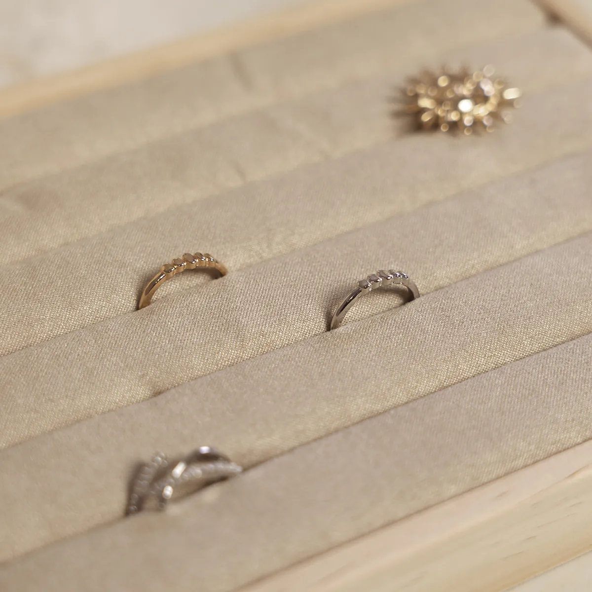 Plateau de présentation pour bagues bois et suédine 5 rangées 20 x 15 x 2,3 cm - Plateau rangement bagues - Présentoirs bagues-5