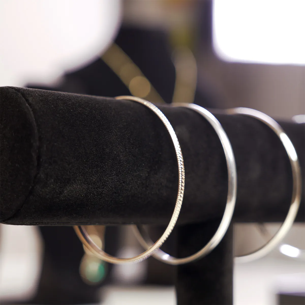 Présentoir bracelets et montres sur pied en flanelle Noir 23 x 7 x 14 cm - Support bracelets - Support montres - Présentoirs bracelets et montres-2