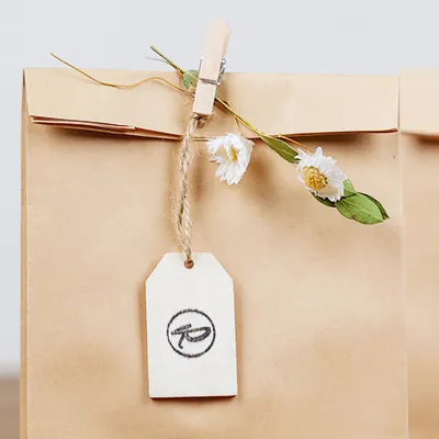 Étiquettes bois avec lien jute - Etiquettes cadeaux à trou-1