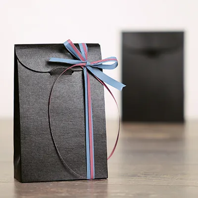 Pochette cadeau noire carton finition luxe 11,5 x 5,5 x 18 cm - Paquet de 10 - Pochettes cadeaux luxe-2
