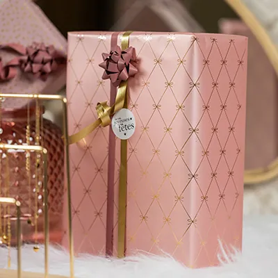 Papier cadeau métallisé design Rose poudré / Lacets Or 70 cm x 25 m - Papiers cadeaux à effets-1