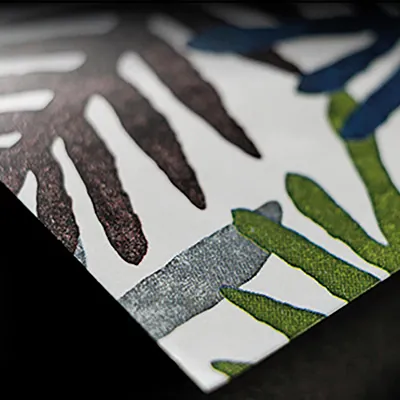 Papier cadeau Botanica feuilles multicolores 70 cm x 25 m 80 g/m² – 100% recyclé, label Ange Bleu - Papier cadeaux couchés à motifs-1