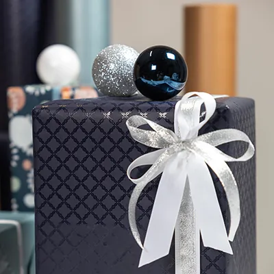 Papier cadeau Grata bleu mat motif brillant recto-verso 70 cm x 25 m 100% recyclé 80 g/m² – Le rouleau - Papier cadeaux couchés à motifs-5