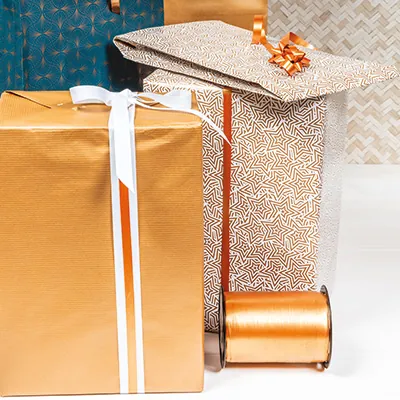 Papier cadeau couché blanc origami étoiles cuivre 70 cm x 100 m 70 g/m² – le rouleau - Papier cadeaux couchés à motifs-2