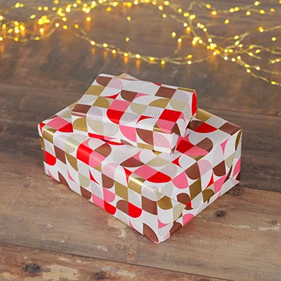 Papier cadeau patchwork seventies 70 cm x25 m 65g/m², brun / rouge / or / blanc - Papier cadeaux couchés à motifs-1