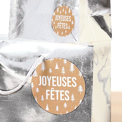 Étiquettes cadeaux adhésives rondes Joyeuses Fêtes sapins brun/blanc ø35 mm – Paquet de 500 - Étiquettes cadeaux adhésives-1