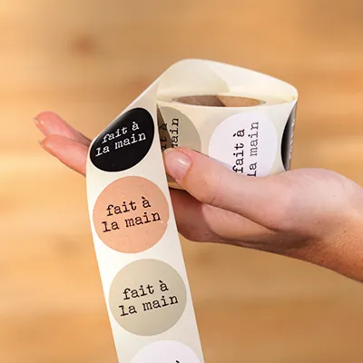 Étiquettes cadeaux adhésives rondes combi Fait à la main brun/noir/vert/blanc ø35 mm – Paquet de 500 - Étiquettes cadeaux adhésives-1