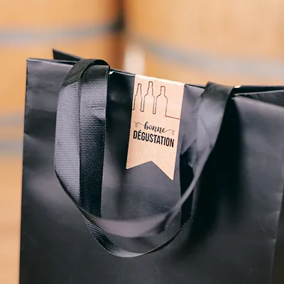 Étiquettes cadeaux adhésives ferme sac Bonne Dégustation brun/noir 35 x 135 mm – Paquet de 200 - Étiquettes cadeaux ferme sac-1