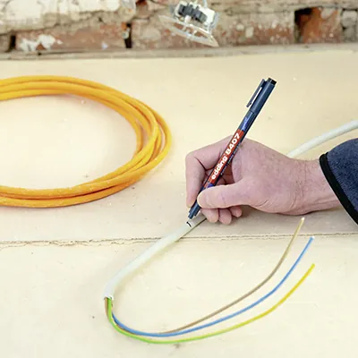 Set marqueurs de câble Edding E-8407 - 4 stylos noir / rouge / bleu / vert - pointe ronde fine 0,3mm - Marqueurs-1