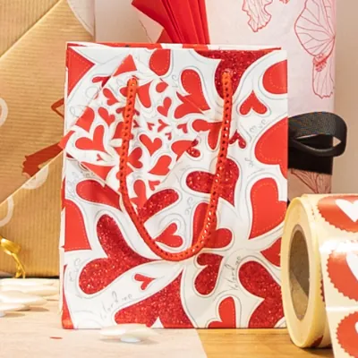 Sac cadeau papier pelliculé coeurs rouges 11 x 6 x 13,7 cm - Sac Saint Valentin - Lot de 20 - Sacs pelliculés à motifs-1
