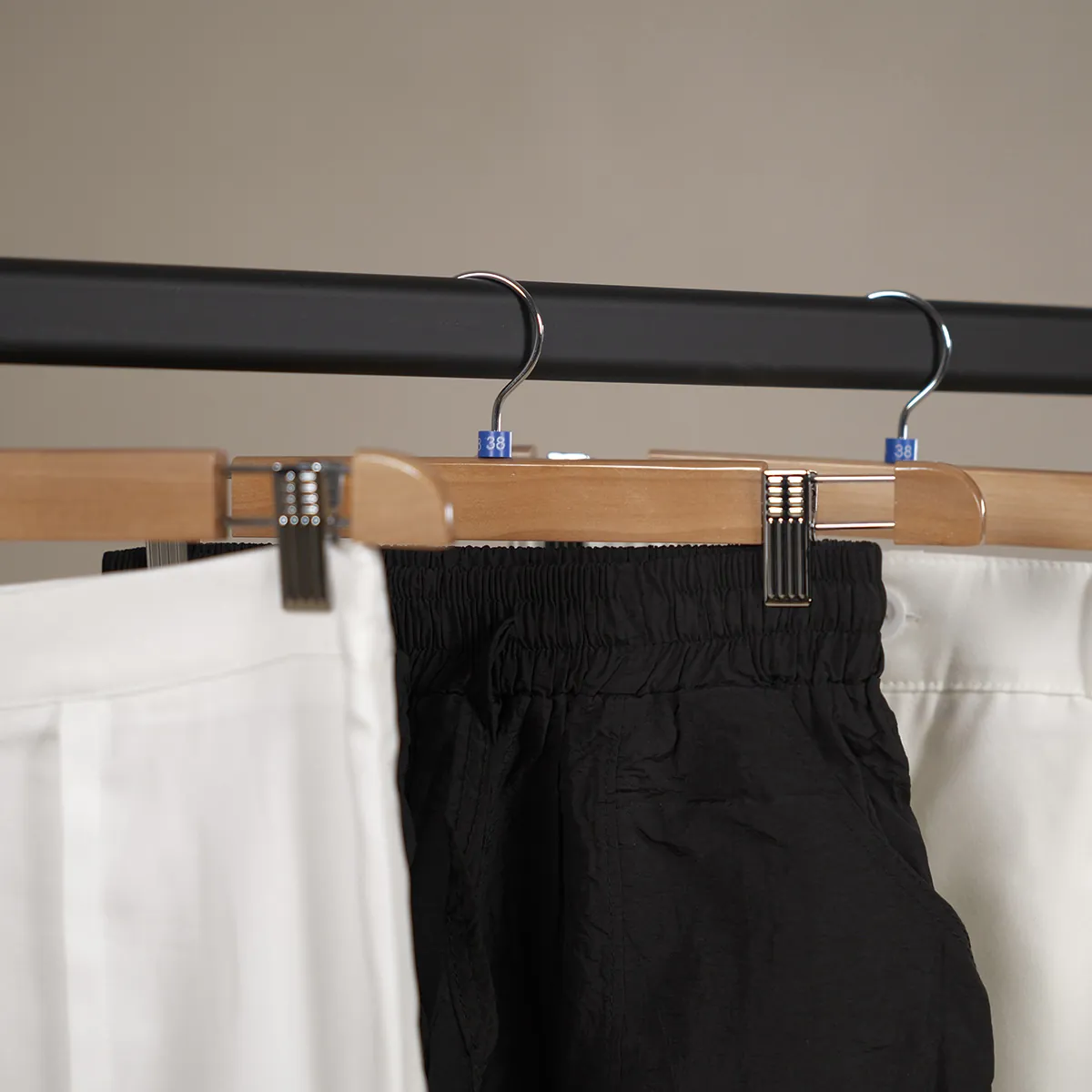 Cintre bois avec pinces réglables métal 36 cm - Cintre jupe - Cintre pantalon - Lot de 3 - Cintres à pinces-1