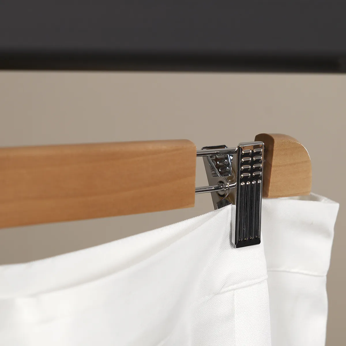 Cintre bois avec pinces réglables métal 36 cm - Cintre jupe - Cintre pantalon - Lot de 3 - Cintres à pinces-3