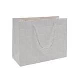 Sacs pelliculés blancs embossés tressés poignées cordelette 23+10x18cm 210g/m² - Paquet de 20