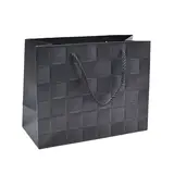 Sacs pelliculés noirs embossés tressés poignées cordelette 23+10x18 cm 210g/m² – Paquet de 20