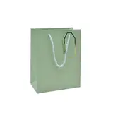 Sac pelliculé vert mat poignées cordelettes 18+10x23 cm 210g/m² – Paquet de 20