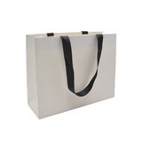 Sacs pelliculés blancs à poignées ruban noires – 32 x 11 x 25 cm – Paquet de 10