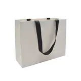 Sacs pelliculés blancs à poignées ruban noires – 32 x 11 x 25 cm – Paquet de 10