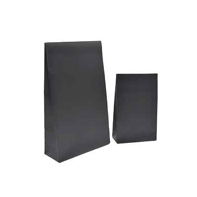 Pochette cadeau noire mate pelliculée fermeture adhésive 14+5,5x23 cm – Paquet de 50 - Pochettes cadeaux luxe-1