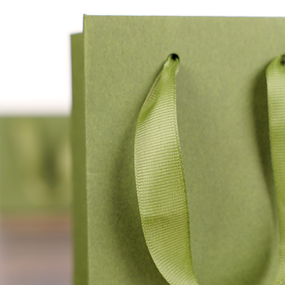 Sacs kraft luxe vert olive poignées ruban satin 11,5 + 7 x 15,5 cm - Paquet de 20 - Sacs kraft luxe-4