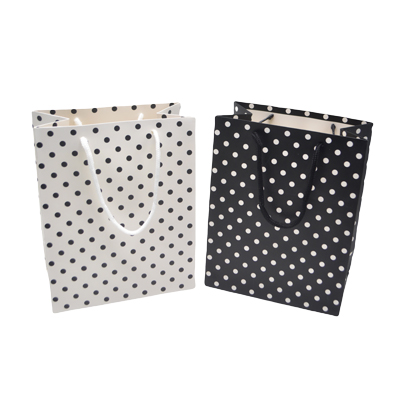 Sac pelliculé blanc à pois noirs poignées cordelette 18 x 10 x 23 cm – Paquet de 20 - Sacs pelliculés à motifs-1