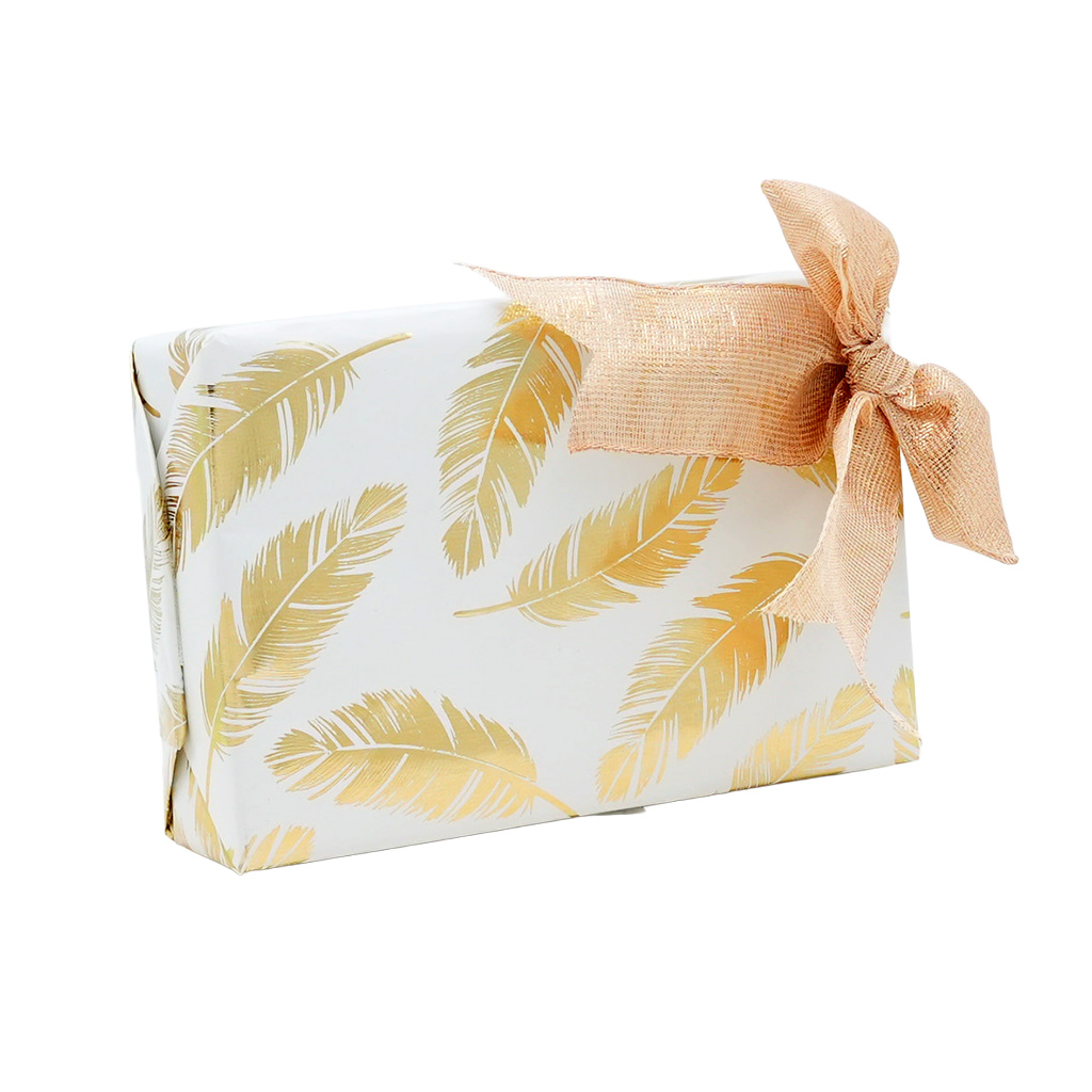 Papier cadeau blanc - Plumes or - Papier cadeaux couchés à motifs-3