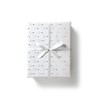 Papier cadeau couché blanc sapins dorés à chaud 70 cm x 25 m 80 g/m² – le rouleau - Papiers cadeaux à effets-1