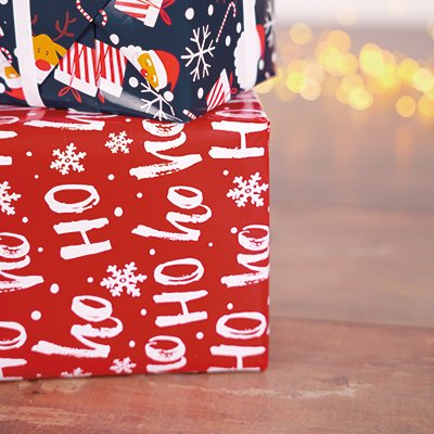 Papier cadeau rouge Ho Ho Ho flocons blancs 70 cm x 50 m 80 g/m² – Le rouleau - Papier cadeaux couchés à motifs-1