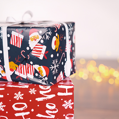 Papier cadeau Noël bleu marine motifs rouges et blancs 70 cm x 50 m 80 g/m² – Le rouleau - Papier cadeaux couchés à motifs-1